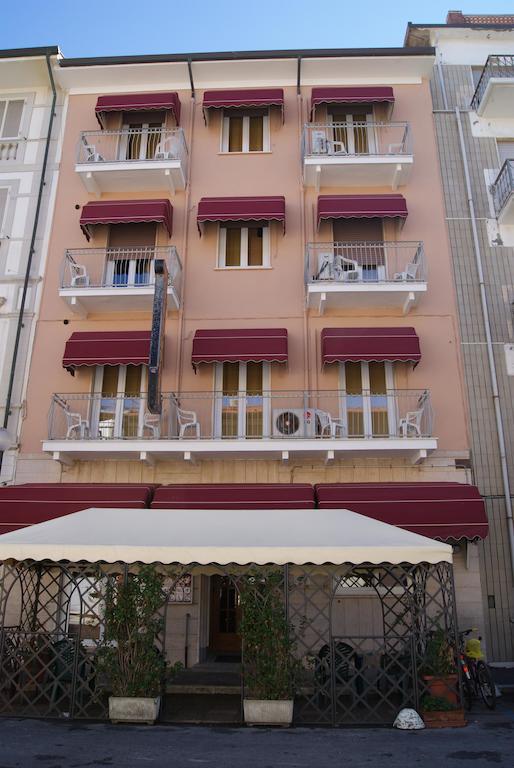 Hotel Dolly Viareggio Kültér fotó
